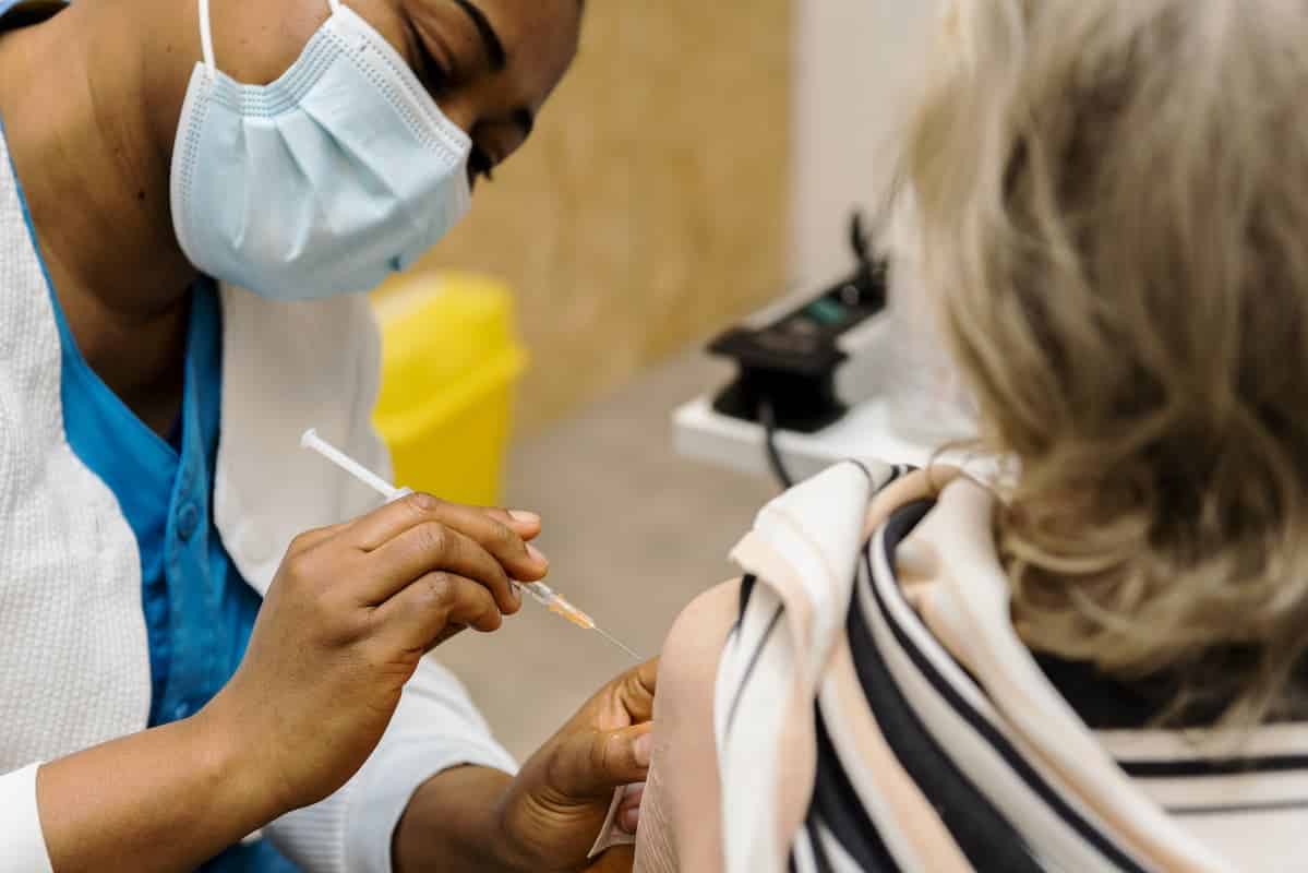 خانمی ۴۸ ساله پس از تزریق واکسن کرونا در استرالیا درگذشت